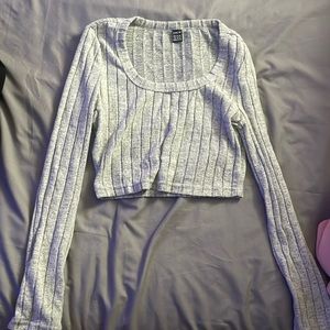 shein. long sleeve grey crop top.